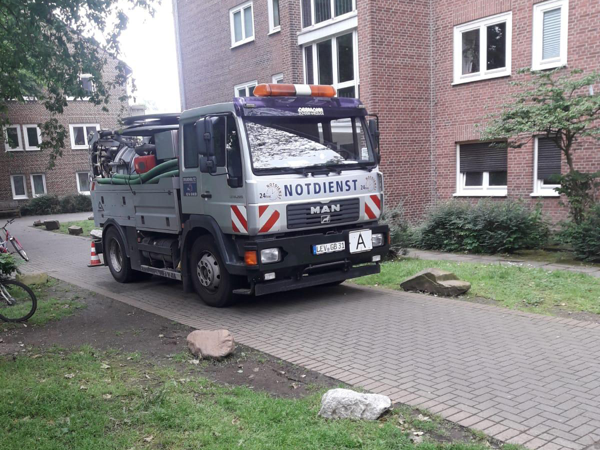 Notdienst – Wir sind im Notfall für Sie da! Unser Notdienst war bei dem Unwetter rund um die Uhr im Einsatz, um vollgelaufene Keller auszupummpen.